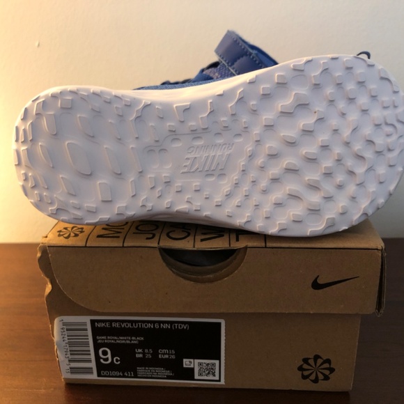 Toddler Nike Revolution Sneakers Size 9 - Picture 2 of 2